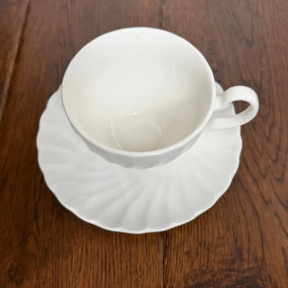 Set of 4 Vintage White Johnson Brothers Tea Cup & Saucer